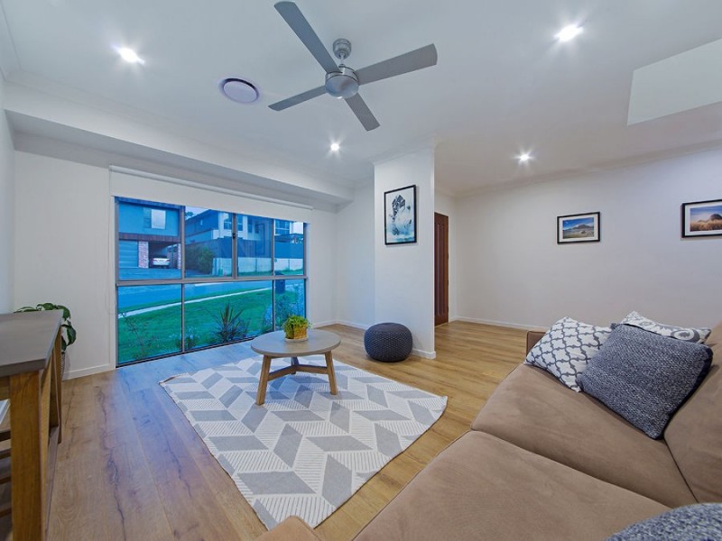 1 Paige Crescent, Wakerley QLD 4154