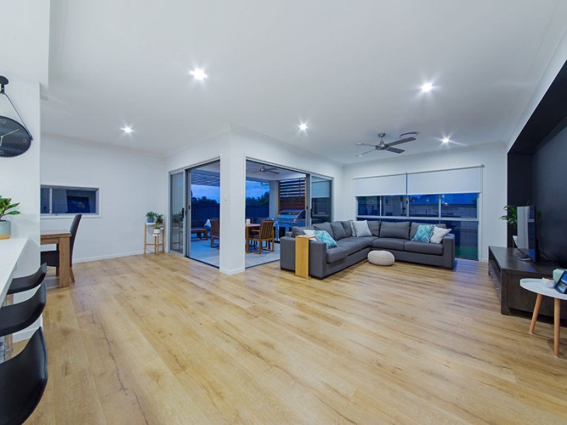 1 Paige Crescent, Wakerley QLD 4154