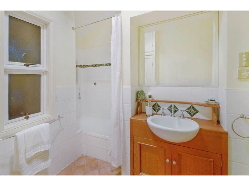 166 Gordon Pde, Manly QLD 4179