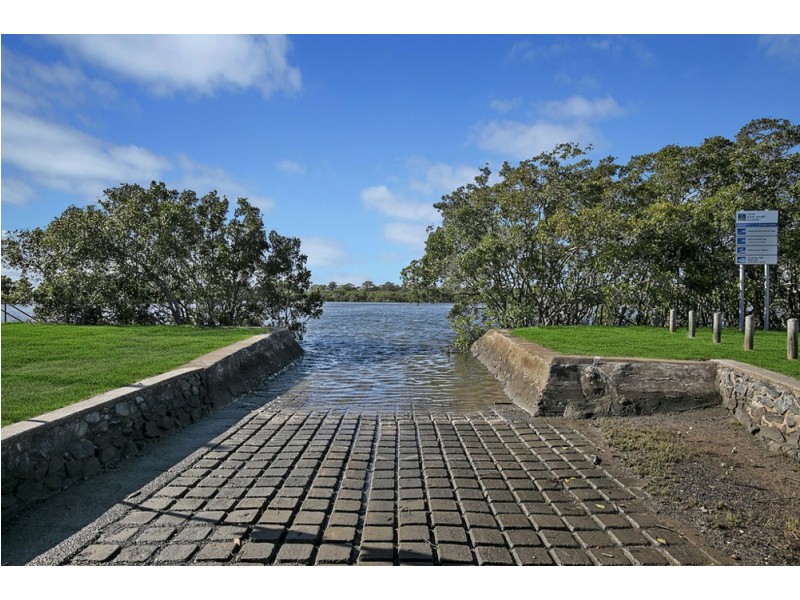 827 Esplanade, Lota QLD 4179