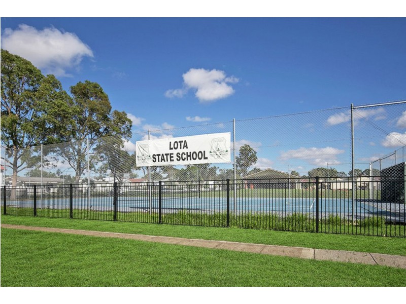 827 Esplanade, Lota QLD 4179