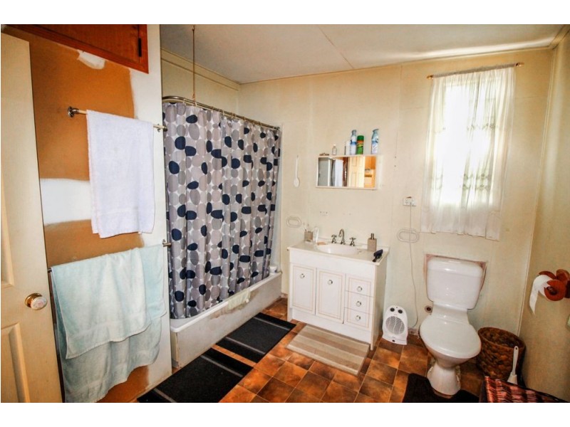 15 Ambool St, Lota QLD 4179