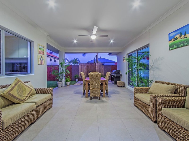 19 Rowland Avenue, Wakerley QLD 4154