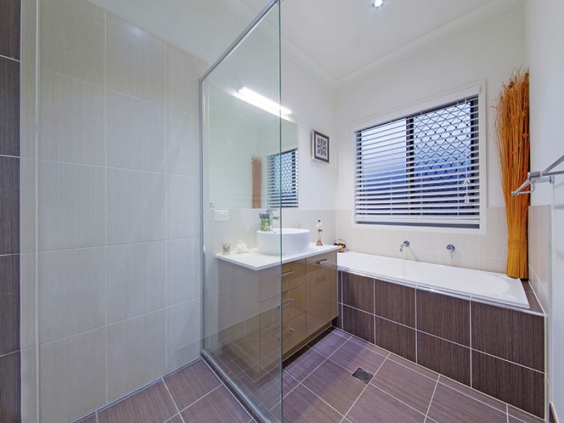 19 Rowland Avenue, Wakerley QLD 4154