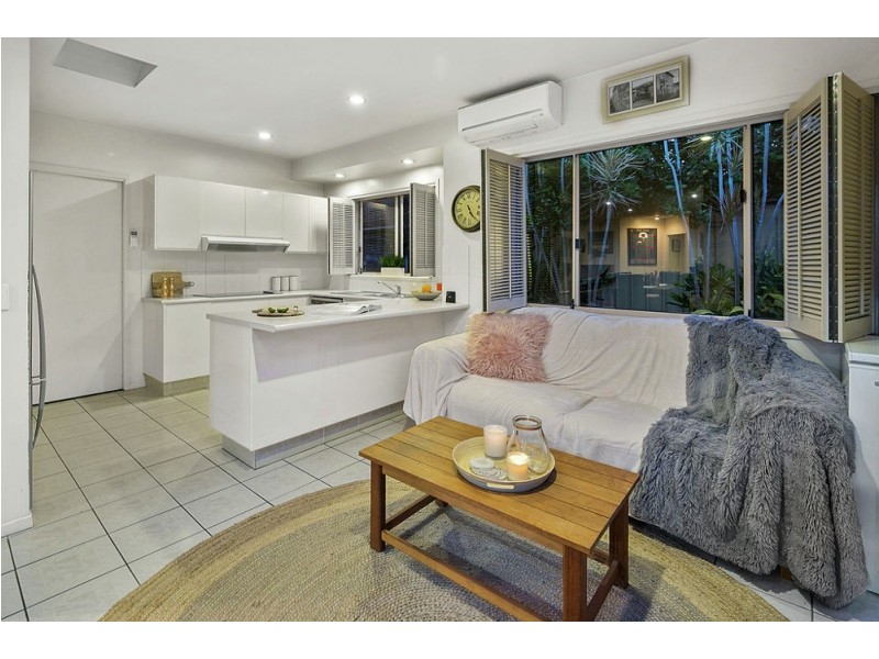 102 Randall Road, Wynnum West QLD 4178