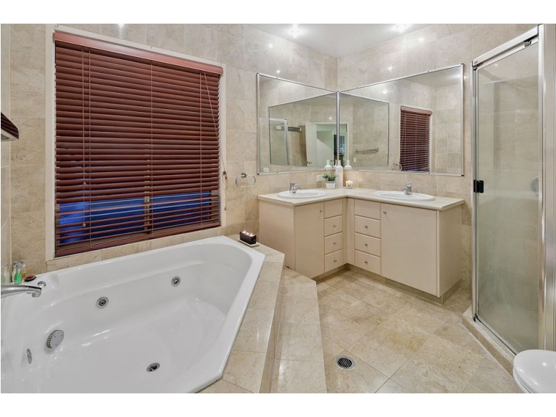 102 Randall Road, Wynnum West QLD 4178