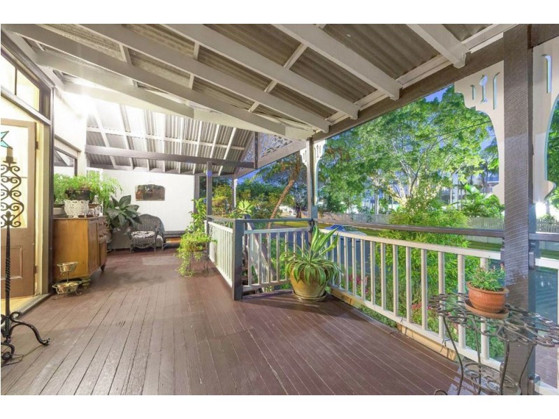 16 Bay Tce, Wynnum QLD 4178