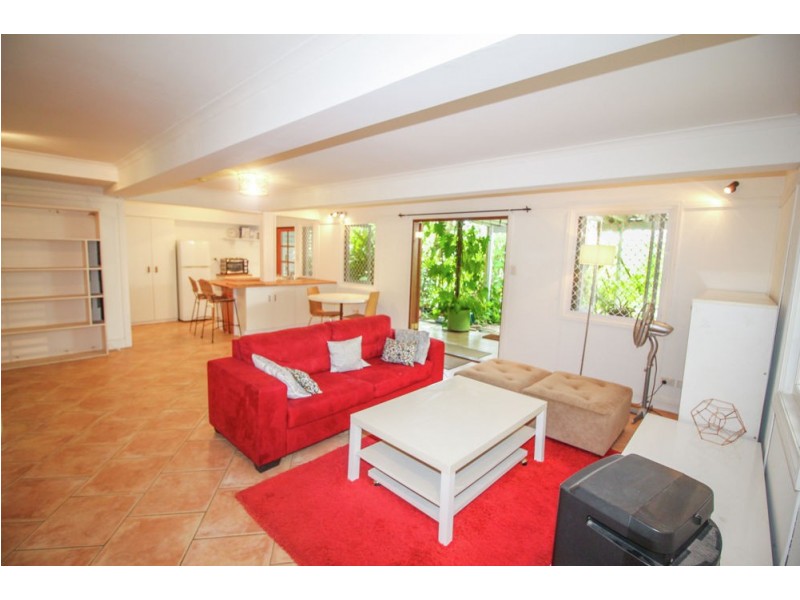 16 Bay Tce, Wynnum QLD 4178