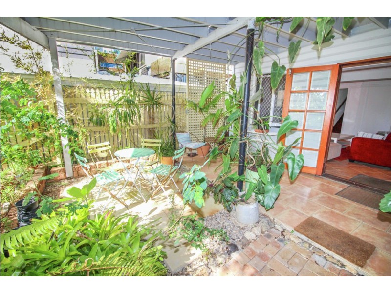 16 Bay Tce, Wynnum QLD 4178