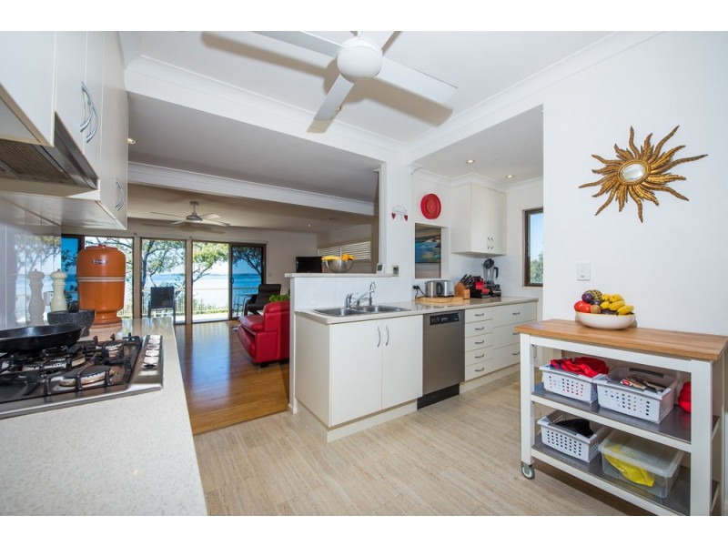 659 Esplanade, Lota QLD 4179