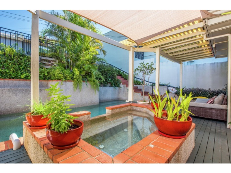 659 Esplanade, Lota QLD 4179