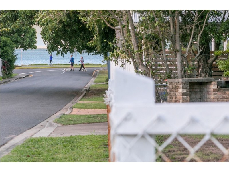 4 Grattan Tce, Wynnum QLD 4178