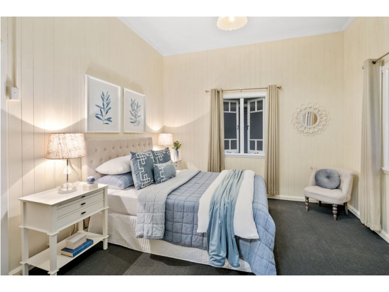 4 Grattan Tce, Wynnum QLD 4178