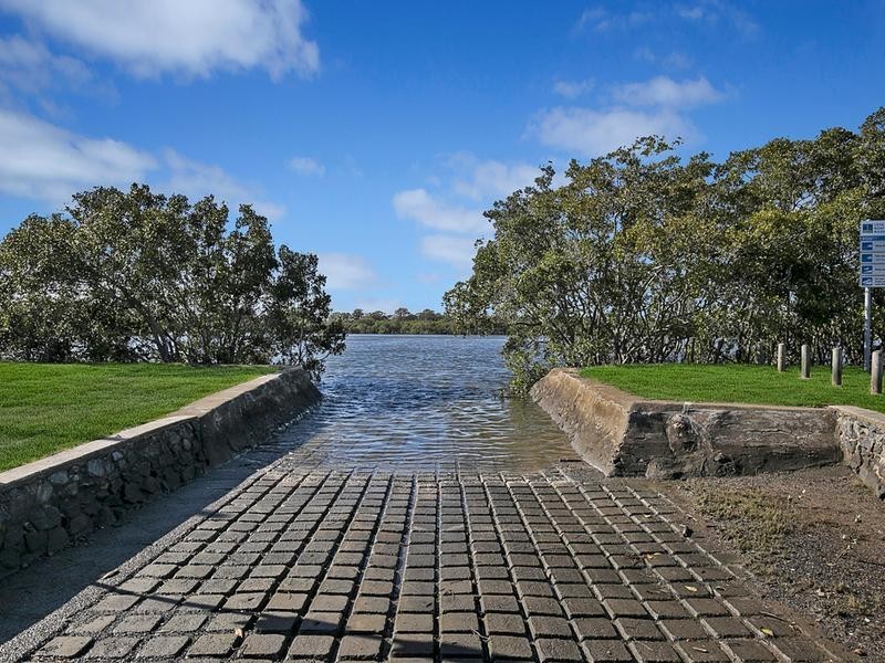 827 Esplanade, Lota QLD 4179