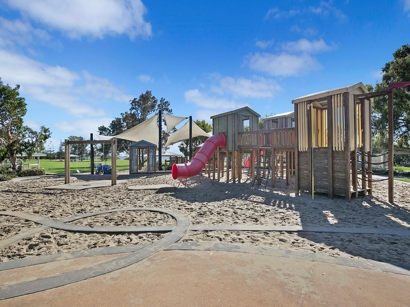 827 Esplanade, Lota QLD 4179