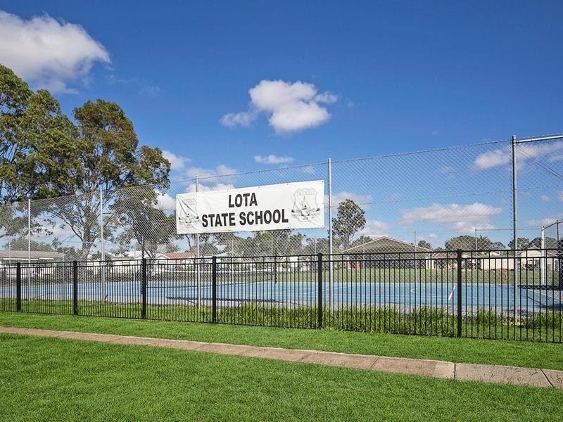 827 Esplanade, Lota QLD 4179