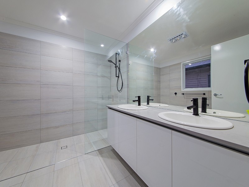 142 Kamarin Street, Manly West QLD 4179