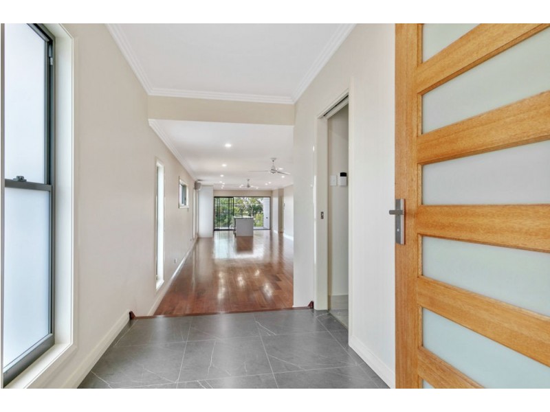 21a Barrinia Street, Manly QLD 4179