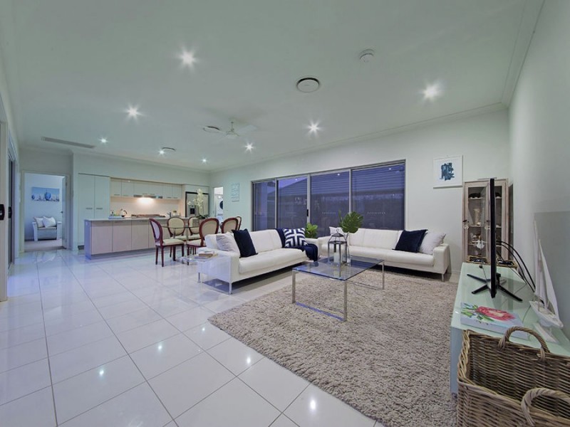42 Margaret Crescent, Wakerley QLD 4154