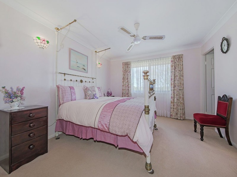 11 Irvine Place, Wynnum West QLD 4178