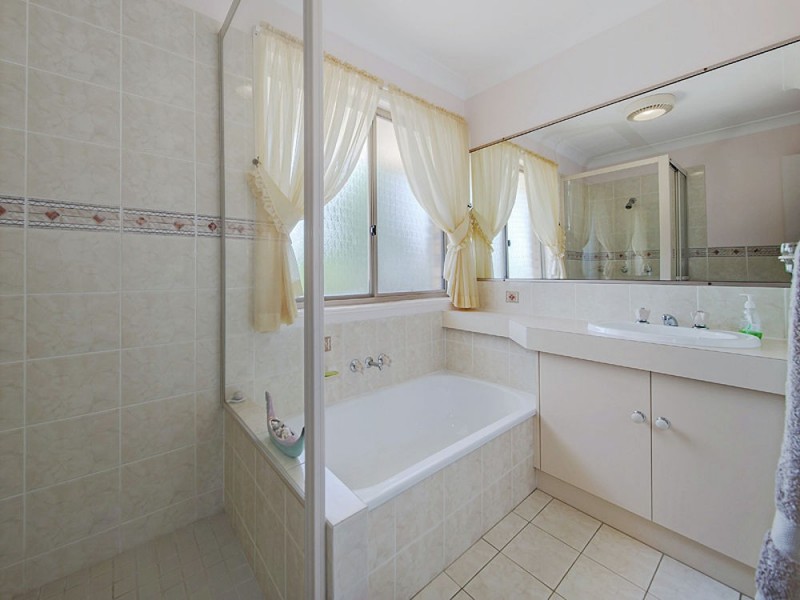 11 Irvine Place, Wynnum West QLD 4178