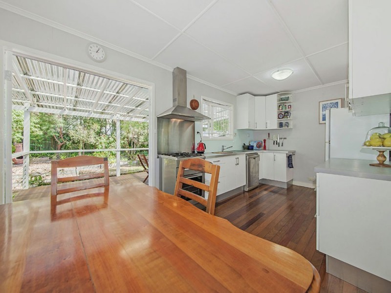 15 Banoon Drive, Wynnum QLD 4178