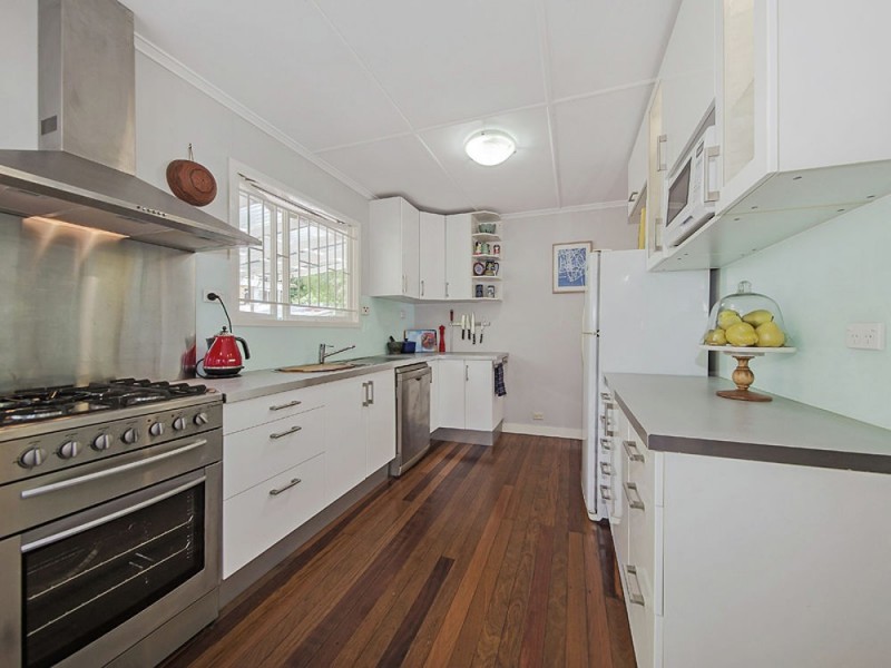 15 Banoon Drive, Wynnum QLD 4178