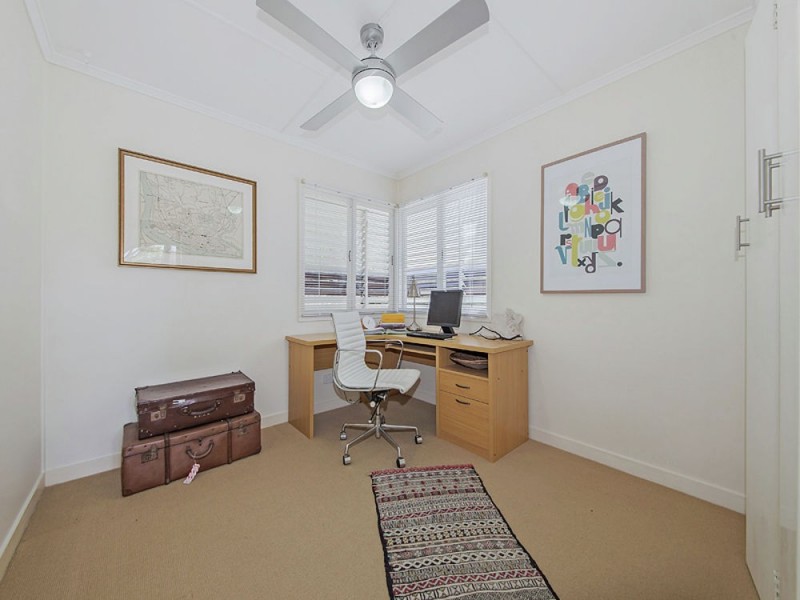 15 Banoon Drive, Wynnum QLD 4178