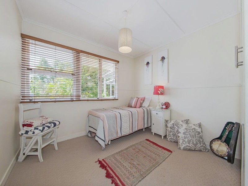 15 Banoon Drive, Wynnum QLD 4178