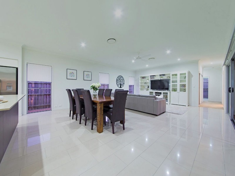 26 Esk Crescent, Wakerley QLD 4154