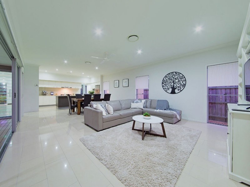 26 Esk Crescent, Wakerley QLD 4154