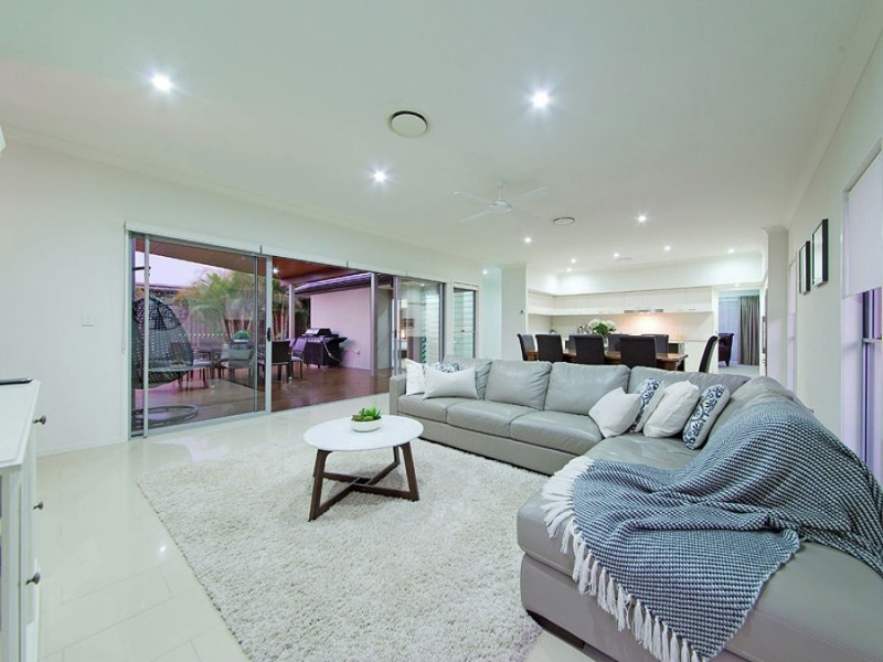 26 Esk Crescent, Wakerley QLD 4154