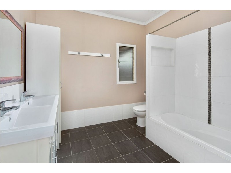250 Whites Rd, Lota QLD 4179