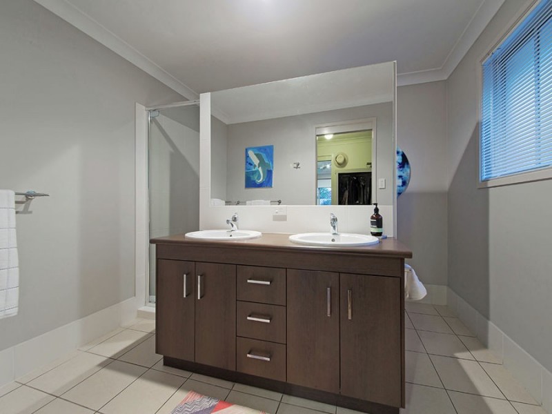 8 Venn Court, Wynnum West QLD 4178