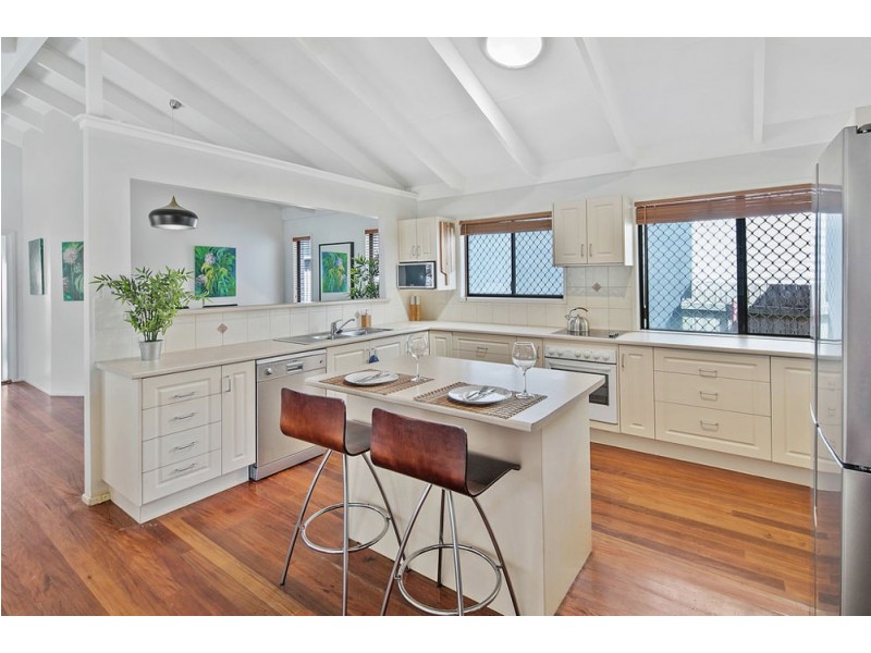 43 Arnold St, Manly QLD 4179