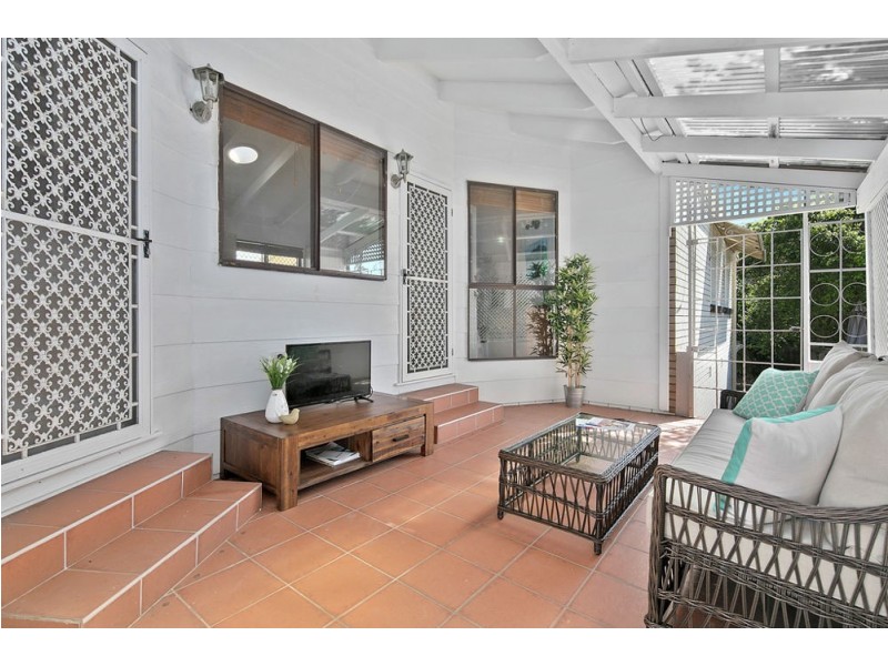 43 Arnold St, Manly QLD 4179