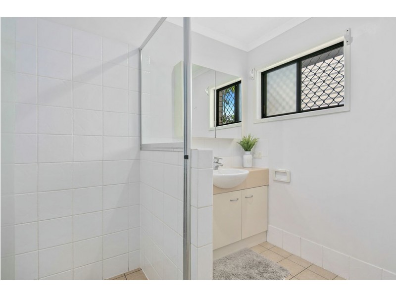 43 Arnold St, Manly QLD 4179