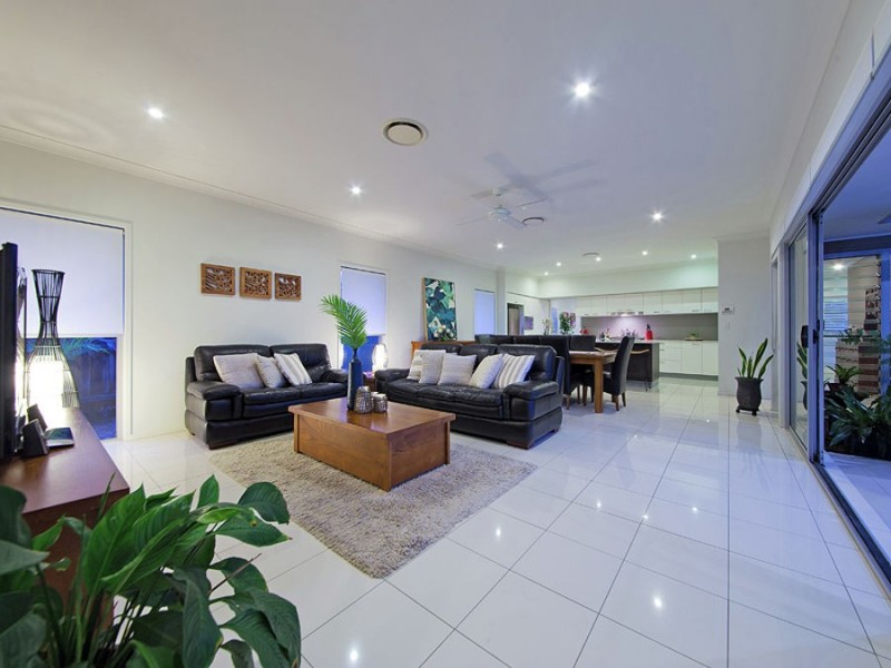 3 Thomson Place, Wakerley QLD 4154