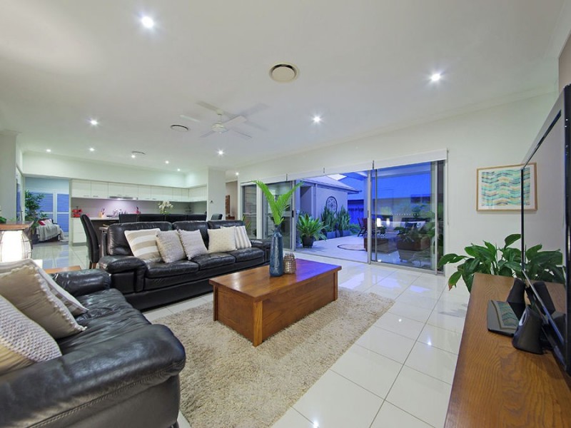 3 Thomson Place, Wakerley QLD 4154