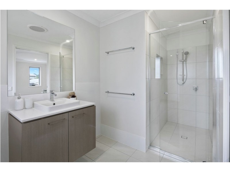 151 Blackwood Rd, Manly West QLD 4179