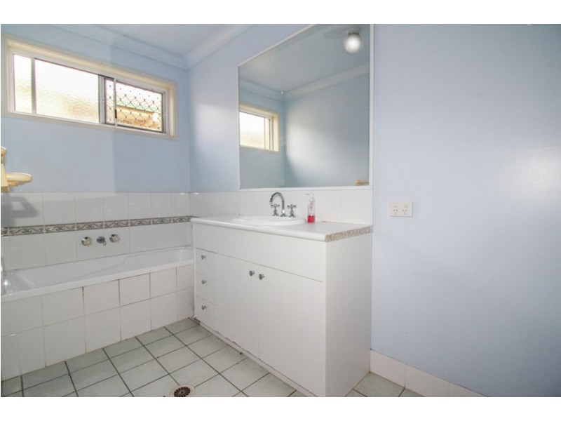 1 Holland Cres, Wynnum West QLD 4178