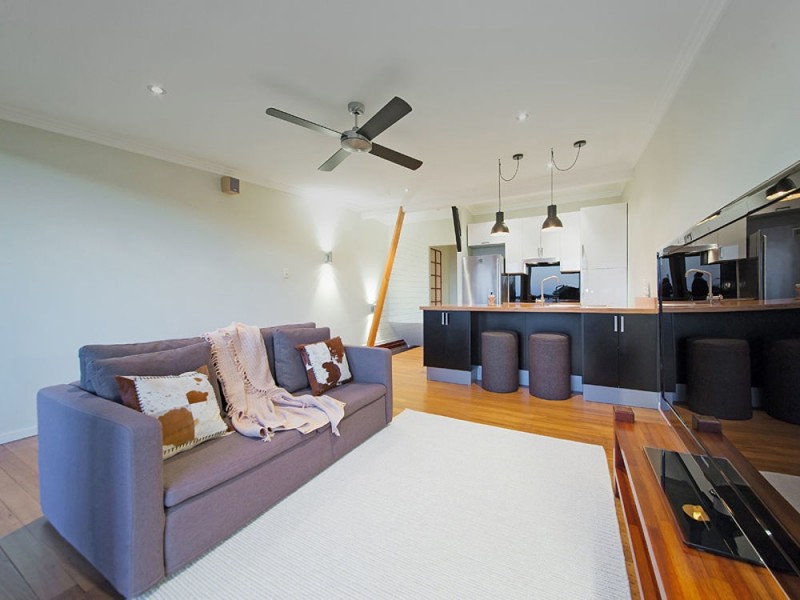 2/11 Arnold Street, Manly QLD 4179