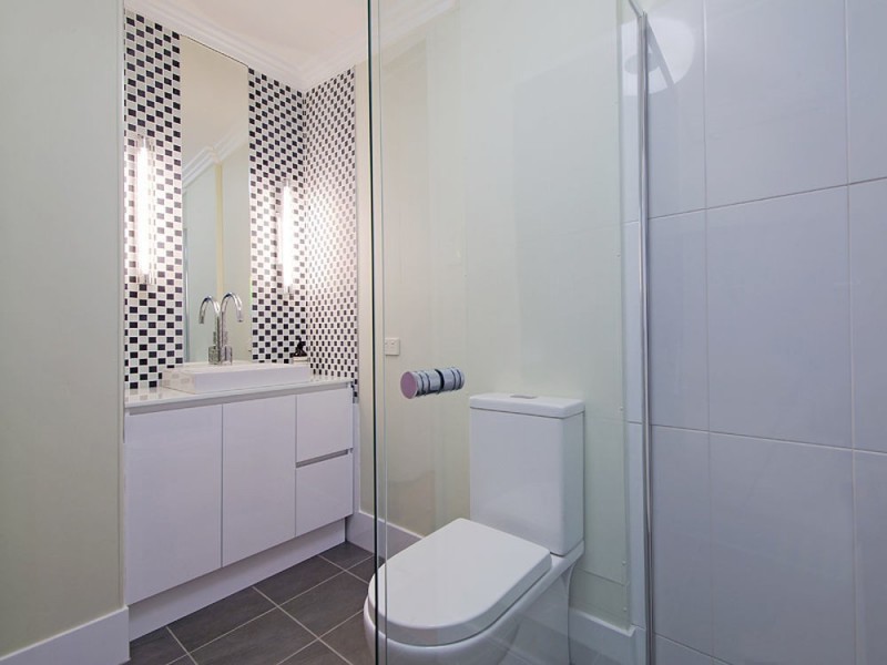 2/11 Arnold Street, Manly QLD 4179