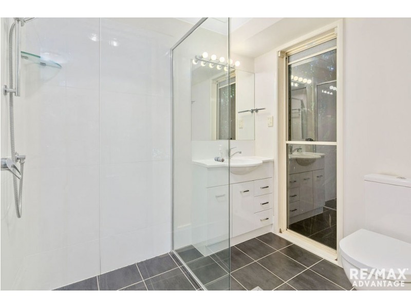 8 Mitchell Place, Belmont QLD 4153