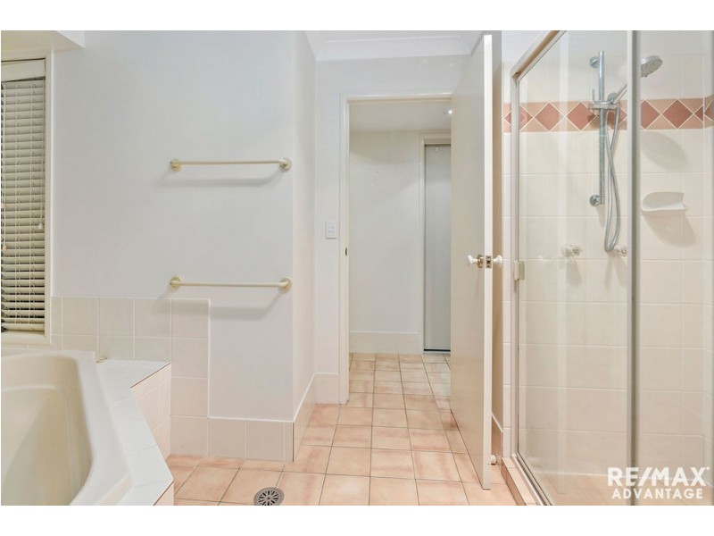 8 Mitchell Place, Belmont QLD 4153