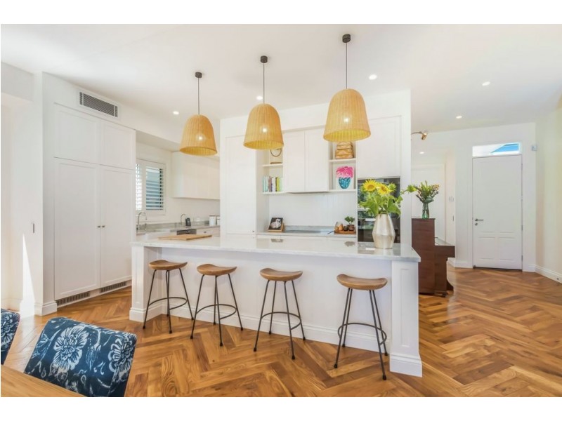 323 Upper Esplanade, Manly QLD 4179