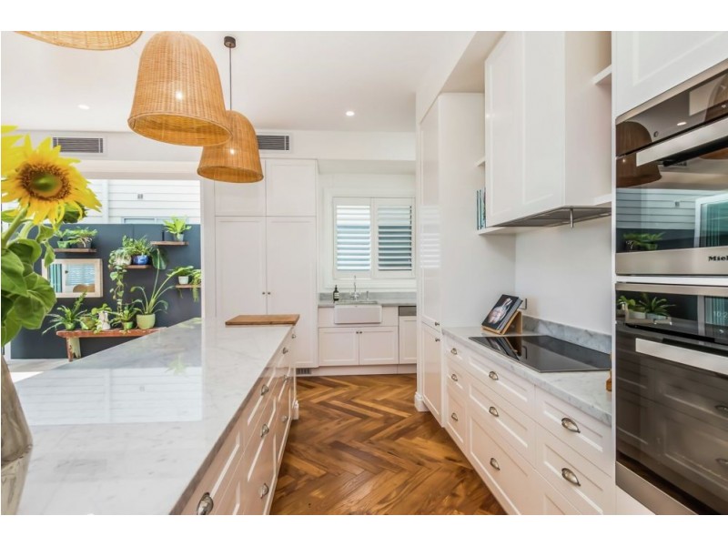 323 Upper Esplanade, Manly QLD 4179