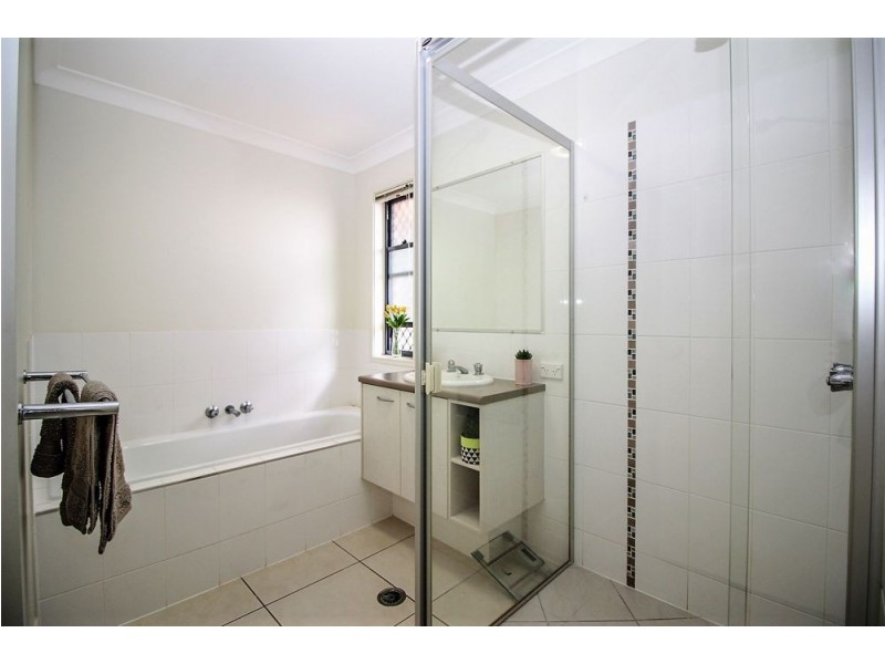 28 Worchester Cres, Wakerley QLD 4154