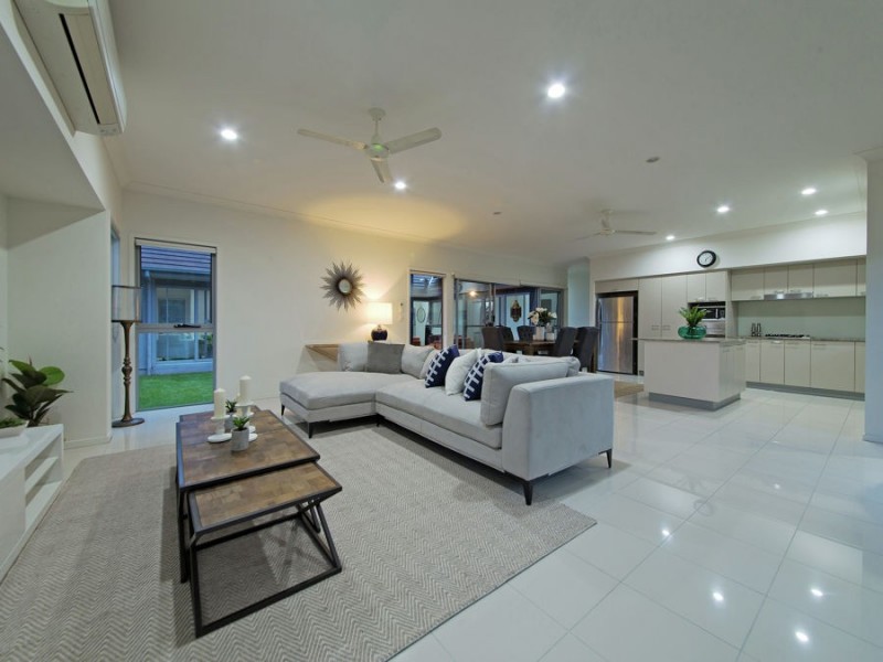 17 Esk Crescent, Wakerley QLD 4154