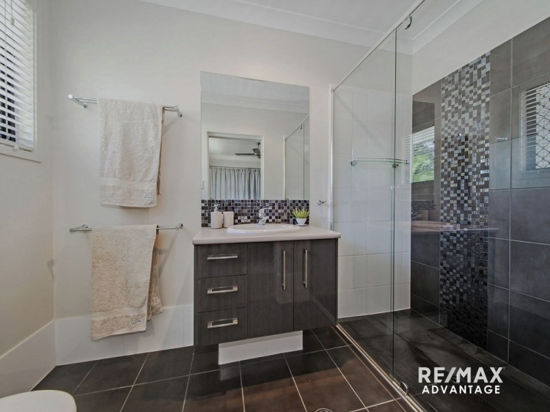 82 Schooner Circuit, Manly West QLD 4179